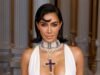 Kim Kardashian sorprende con un vestido nude mientras posa con encaje transparente