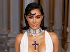 Kim Kardashian sorprende con un vestido nude mientras posa con encaje transparente