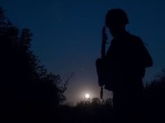 Los hombres ucranianos próximos a la edad militar huyen en masa