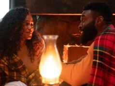 Shannon Thornton y Tosin Morohunfola sobre películas románticas navideñas