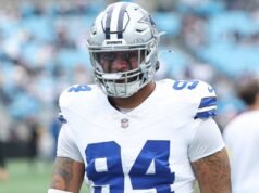Los compañeros de los Dallas Cowboys de Marshawn Kneeland dejan flores en su casillero