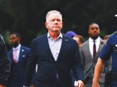 La demanda del entrenador en jefe Brian Kelly alega que LSU no cumplió con los términos del contrato