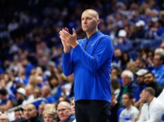 El entrenador del No. 9 de Kentucky, Mark Pope, evita servir como jurado antes del juego de rivalidad con el No. 12 Louisville