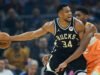 La estrella de los Bucks, Giannis Antetokounmpo, abandona temprano el juego de los Cavaliers por una lesión en la ingle