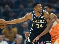 La estrella de los Bucks, Giannis Antetokounmpo, abandona temprano el juego de los Cavaliers por una lesión en la ingle