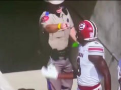 Oficial de Texas A&M hace caso omiso de los golpes y regaña a los jugadores de Carolina del Sur después del touchdown contra los Aggies