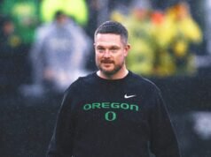 Oregon vence a Iowa en el último segundo para preservar las posibilidades de la CFP