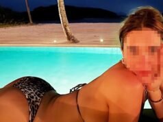 ¡Adivina la sexy estrella junto a la piscina con su bikini con estampado animal!
