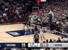 Silas Demary Jr. encuentra a Eric Reibe para un duro alley oop, reduciendo el déficit de UConn contra Arizona