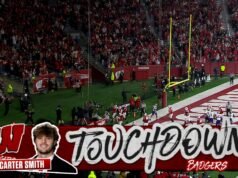 La defensa de Wisconsin fuerza un balón suelto, lo que lleva al touchdown terrestre de Carter Smith para empatar el marcador contra Washington.