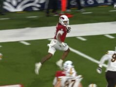 Bryson Donelson, de Fresno State, corre para un touchdown de 12 yardas, tomando una ventaja temprana sobre Wyoming
