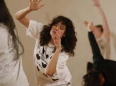 La ex coreógrafa de Dua Lipa te invita a menear las caderas y darle rienda suelta al niño que llevas dentro