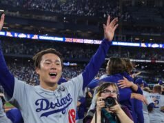 Yoshinobu Yamamoto presenta su perro de rescate a los fanáticos de los Dodgers