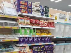 Felices Pascuas ! Los compradores sorprendidos descubren que Poundland está vendiendo HUEVOS de chocolate incluso antes de Navidad.