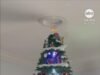 Vídeo Un árbol de Navidad único con pueblos navideños integrados y trenes de juguete