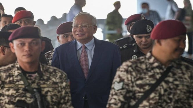 65bb2a432367d-mantan-pm-malaysia-najib-razak-divonis-kasus-korupsi_665_374.jpg