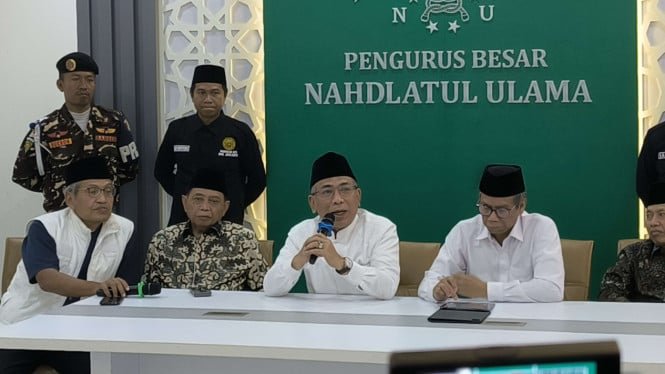 693019d57b862-ketua-umum-pbnu-yahya-cholil-staquf-atau-gus-yahya-di-kantor-pbnu-jakarta-pusat_665_374.jpg