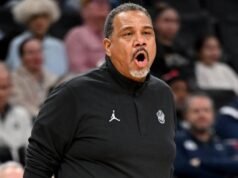 Ed Cooley de Georgetown suspendido después de golpear a un niño con una botella de agua