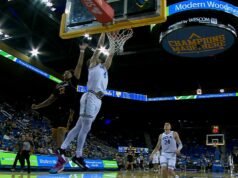 Jamar Brown completa una volcada después de un robo, ampliando la ventaja de UCLA sobre UC Riverside