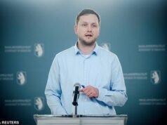 En una mordaz declaración de 48 palabras, el primer ministro de Groenlandia critica a Trump por el control de la isla.