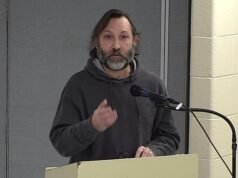 El avergonzado esposo de la alcaldesa demócrata se ve obligado a arrastrarse para disculparse públicamente por gritarle a un transeúnte en el pasillo de una tienda de comestibles