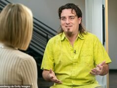 El multimillonario revela que todavía vuela en COACH a pesar de su inmensa riqueza… y da la sentencia de muerte para su empresa con sede en Silicon Valley.