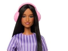 Muñeca Barbie autista lanzada por Mattel, con mirada que evita el contacto visual, juguete giratorio y auriculares con cancelación de ruido
