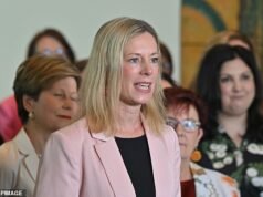 Tres mujeres políticas se ven obligadas a disculparse humilladamente después de que se escuchó un juego secreto de «disparar, follar, casarse» sobre la oposición en una noche salvaje.