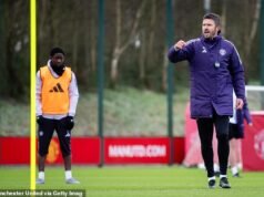 Michael Carrick se pone a trabajar: Todas las sonrisas en el entrenamiento del Man United como entrenador en jefe – y el nuevo personal de la trastienda – apuntan a recuperarse de la era de Ruben Amorim… y hay un impulso antes del derbi de Manchester