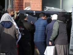 Cientos de dolientes se reúnen por el taxista de 54 años que murió en una colisión frontal en Bolton que también dejó tres muertos