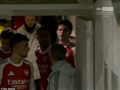 «¡Él no sabe de lo que está hablando!» : Un lector de labios experto revela lo que Declan Rice le dijo al entrenador del Arsenal ‘AirPod Albert’ en una fila oculta del túnel y cómo Gabriel intentó intervenir