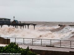 ¿Fin del espectáculo en el muelle? La estructura en Devon es azotada por las olas mientras el país se ve afectado por 150 alertas y advertencias de inundaciones con una advertencia meteorológica amarilla vigente hasta el martes.