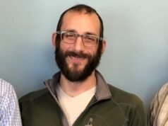 Los fanáticos del baloncesto de Minnesota organizan una violenta protesta contra ICE mientras el entrenador lucha por contener las lágrimas después del tiroteo de Alex Pretti