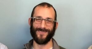 Los fanáticos del baloncesto de Minnesota organizan una violenta protesta contra ICE mientras el entrenador lucha por contener las lágrimas después del tiroteo de Alex Pretti