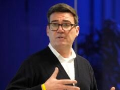 Starmer está estancado: mientras Andy Burnham lanza su sombrero al ruedo por un escaño laborista, el asediado primer ministro se enfrenta a una dura elección: bloquearlo o enfrentar un desafío de liderazgo.