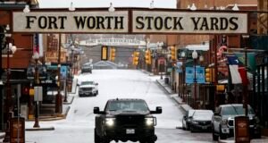 Texas cierra debido a una histórica tormenta invernal que trae nieve y hielo, las principales ciudades cierran TODAS las escuelas el lunes… mientras las condiciones extremas comienzan a afectar el Medio Oeste – EN VIVO