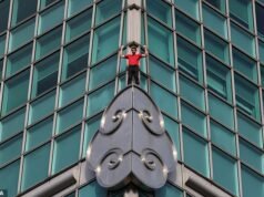 Daredevil Alex Honnold comienza un angustioso ascenso a una torre de 101 pisos en Taiwán, sin cuerdas, en vivo por Netflix