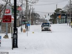 Una tormenta invernal histórica cancela uno de cada CUATRO vuelos y deja a 170.000 personas sin electricidad mientras los estados del sur se paralizan y el noreste se prepara para una tormenta de nieve monstruosa.