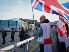 Espías y policías franceses se movilizan en Calais y Dunkerque para repeler una operación “al estilo del Día D” de manifestantes británicos que se manifestaban contra los inmigrantes en pequeñas embarcaciones.