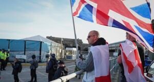 Espías y policías franceses se movilizan en Calais y Dunkerque para repeler una operación “al estilo del Día D” de manifestantes británicos que se manifestaban contra los inmigrantes en pequeñas embarcaciones.
