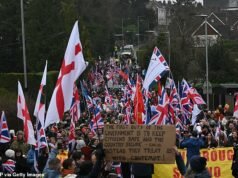 Miles de personas corean «Keir Starmer es un traidor» mientras marchan por Crowborough para protestar contra los inmigrantes en el antiguo campamento militar de su ciudad.