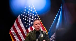 El comandante de la Patrulla Fronteriza, Greg Bovino, ofrece una defensa sorprendente por el asesinato de Alex Pretti, una enfermera de Minneapolis.