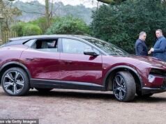 El rey Carlos y la reina Camilla son vistos por primera vez en su nuevo auto deportivo eléctrico Lotus Eletre de £ 160,000 que, en broma, es «silencioso pero mortal».