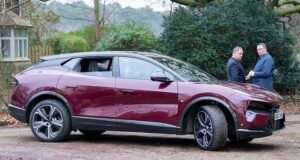 El rey Carlos y la reina Camilla son vistos por primera vez en su nuevo auto deportivo eléctrico Lotus Eletre de £ 160,000 que, en broma, es «silencioso pero mortal».