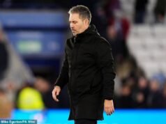 El entrenador del club del campeonato fue despedido después de que los fanáticos se volvieron contra él luego de la derrota en casa.