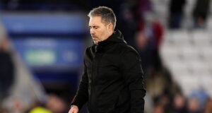 El entrenador del club del campeonato fue despedido después de que los fanáticos se volvieron contra él luego de la derrota en casa.