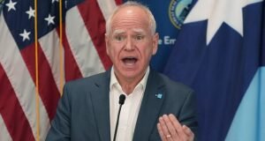 Tim Walz le ruega a Donald Trump que retire a los agentes federales de Minnesota después de que muere el segundo manifestante de inmigración en semanas, mientras critica la carta que establece los términos para que ICE se vaya