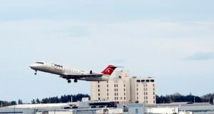 Un avión privado se estrella al despegar en Maine en medio del caos en los viajes provocado por la tormenta invernal Fern