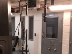 Un nuevo video muestra a los guardias de prisión ocupándose tranquilamente de sus asuntos apenas 30 minutos después de que Jeffrey Epstein fuera encontrado muerto en su celda.