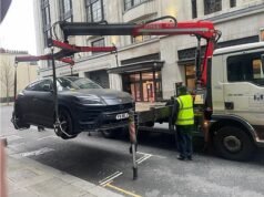 Momento en que el dueño de Lamborghini sufre dolor de cabeza cuando su orgullo y alegría de £200,000 es subido a un remolque de carga baja y remolcado por estar estacionado ilegalmente.